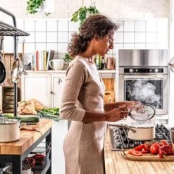 Forside -KitchenAid Shop kitchenaid cookware collection gryde m laag 24 cm mandel cc003269 001 44342 2