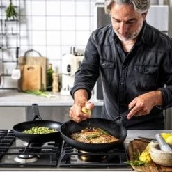 KitchenAid Cookware Collection Stegepande Støbt Aluminium 24 Cm 9 KitchenAid Cookware Collection Stegepande Støbt Aluminium 24 Cm -KitchenAid Shop kitchenaid cookware collection stegepande rustfrit staal 24 cm cc003292 001 44351 3