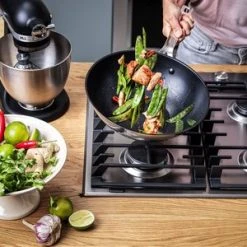 KitchenAid Wok 28 Cm, Rustfrit Stål 7 KitchenAid Wok 28 Cm, Rustfrit Stål -KitchenAid Shop kitchenaid wok 28 cm rustfrit staal cc005737 001 57894 3